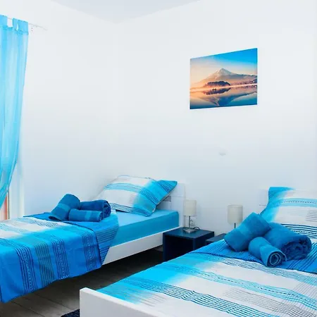 Rose Garden Apartment *