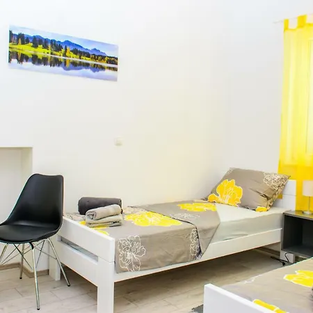 Rose Garden Apartment *